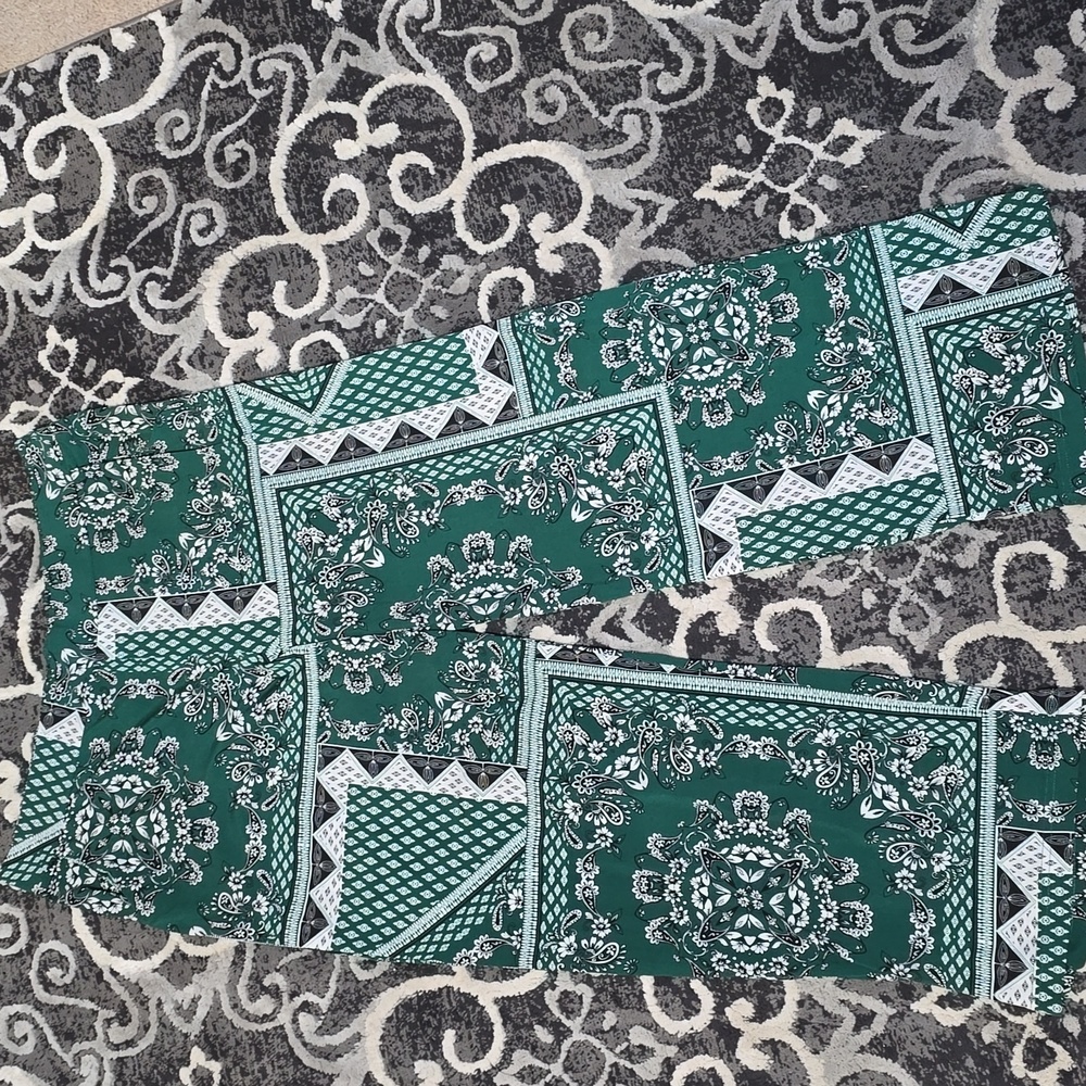 Maurices 2x Paisley Flower Pattern